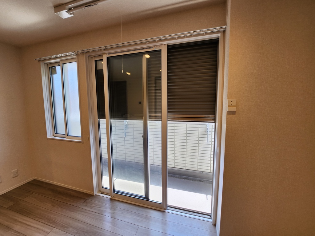 D-room sunriseのシャッター
