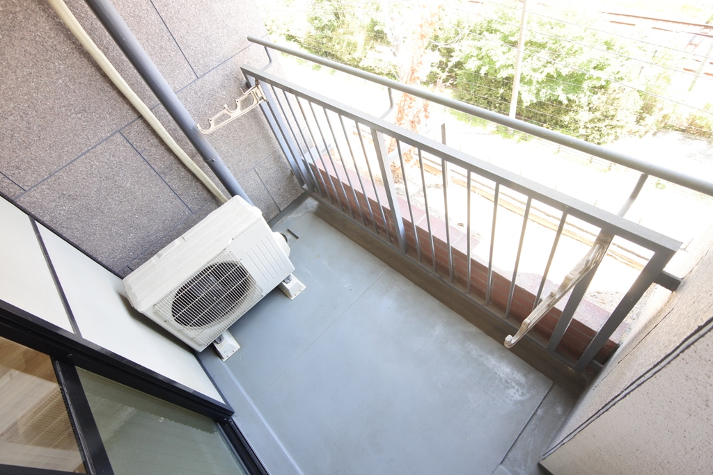 新大阪川島マンションののバルコニーと物干し竿を掛けるフック
