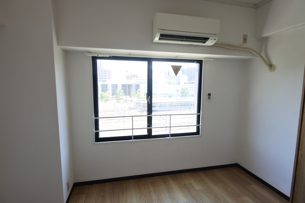 新大阪川島マンションのエアコンと東向きの窓