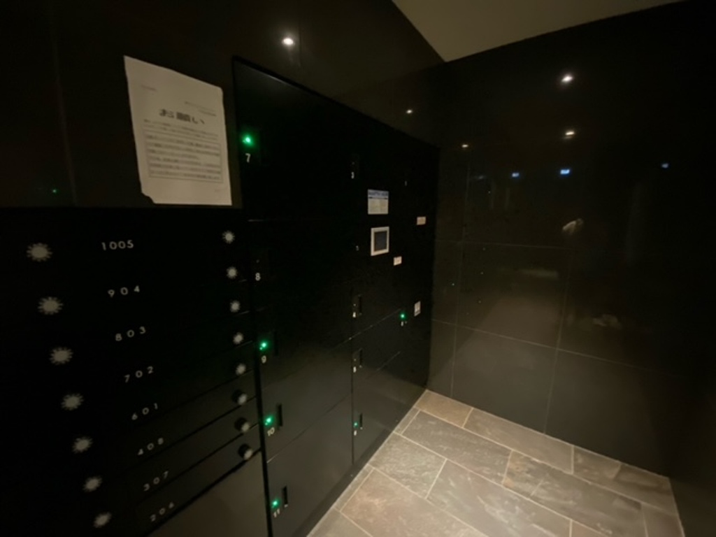プレサンス塚本グランゲートの集合ポストと宅配ボックス