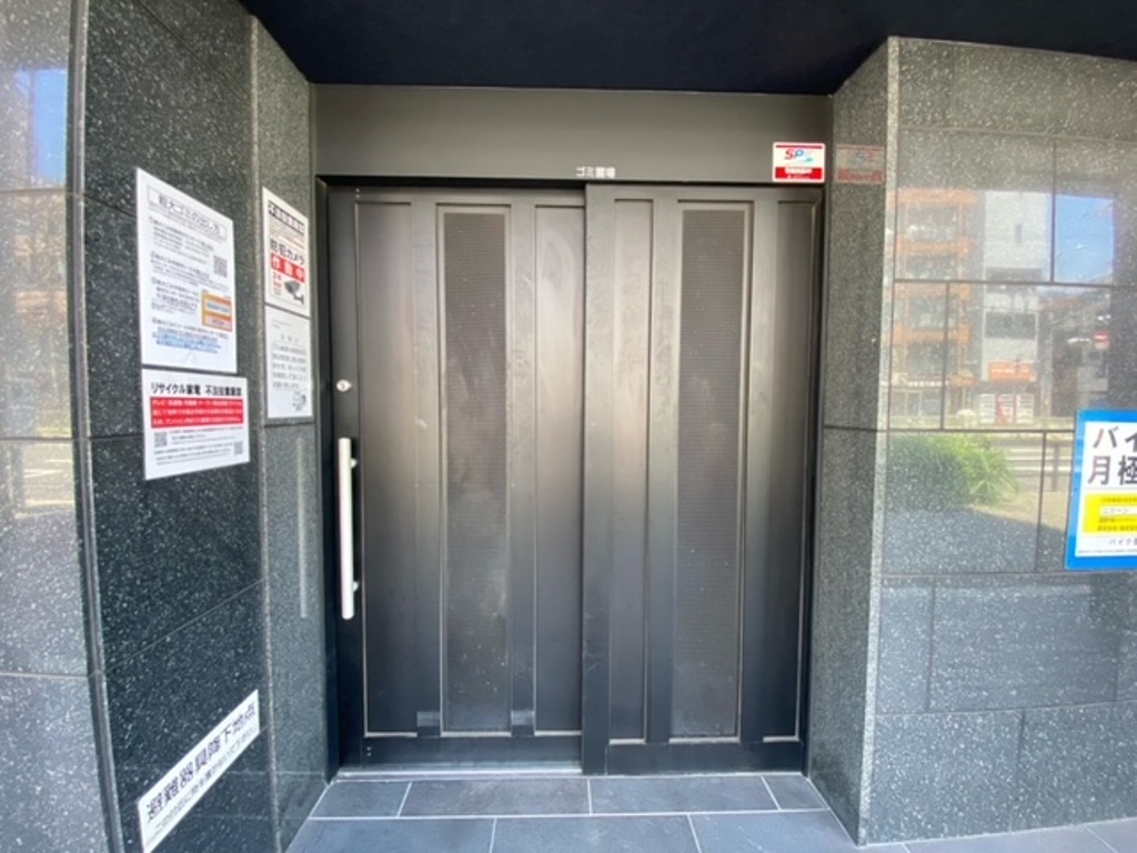 プレサンス塚本グランゲートのカギ付き専用ゴミ庫