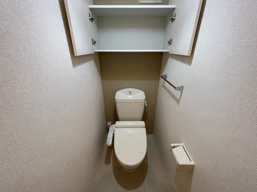 グランシャリオⅢのウォシュレット便座付きトイレと背後の壁面上段に取り付けられた吊り棚