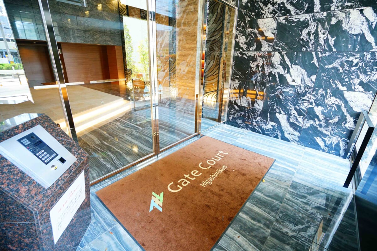 Gate Court Higashimikuniの大理石のオートロック付きエントランス