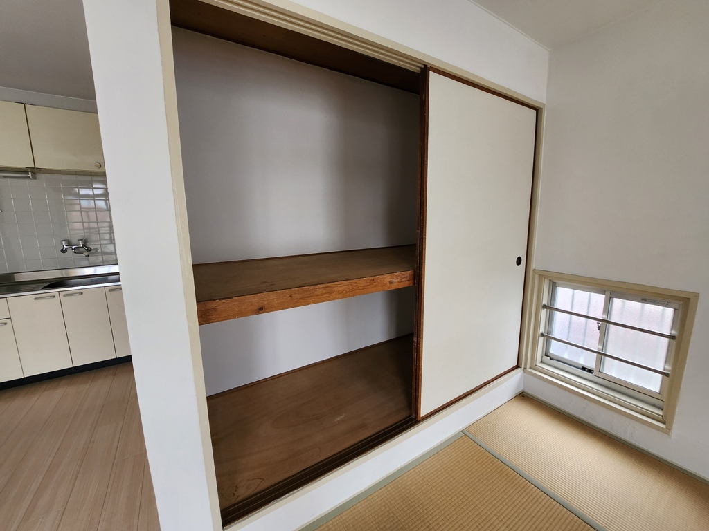 アパルトマンKの南向き6帖和室の大容量な押入