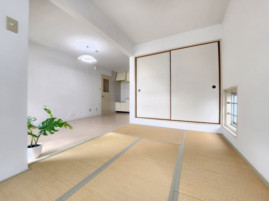 アパルトマンKの南向き6帖和室