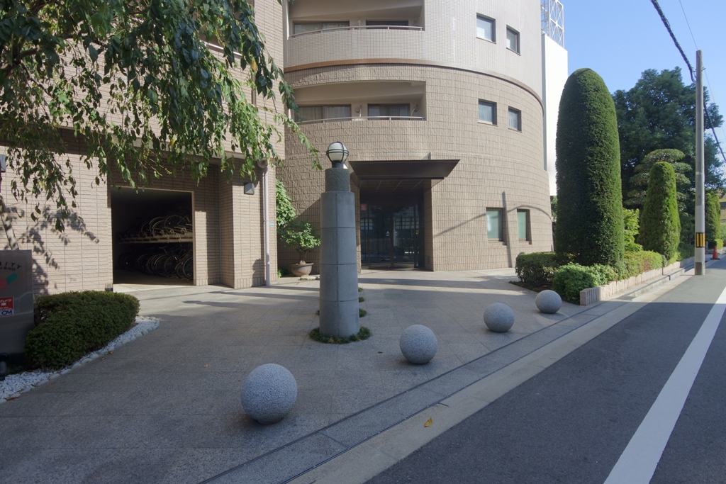 トリニティ北川口のエントランス前