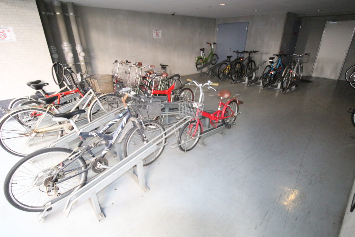 クリスタルグランツ新大阪の整理整頓された1階部にある天井がある自転車ラック駐輪場