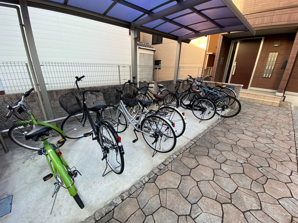 グランシャリオⅢのキチンと自転車が整列された屋根付き駐輪場