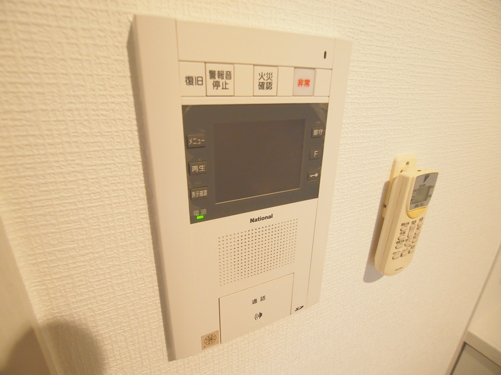 クリスタルグランツ新大阪のTVモニター付きインターホン