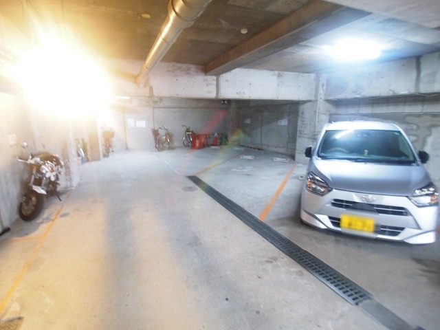 大阪府大阪市淀川区東三国３丁目1-3グリーンハイツ東三国の地下駐車場