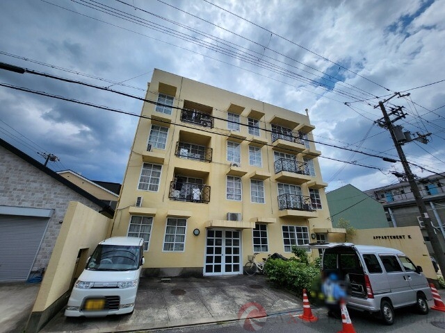アパルトマンKの淡黄色の4階建て外観