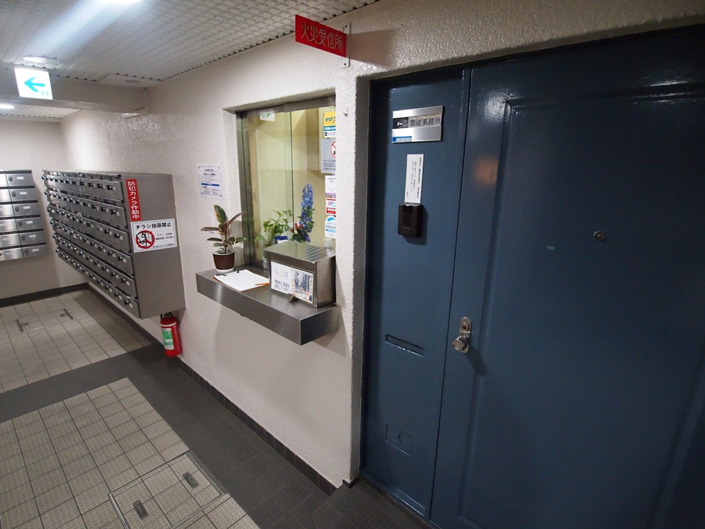 大阪府大阪市淀川区西宮原1丁目7-36,新大阪スカイハイツのエントランス入ってすぐにある管理人室